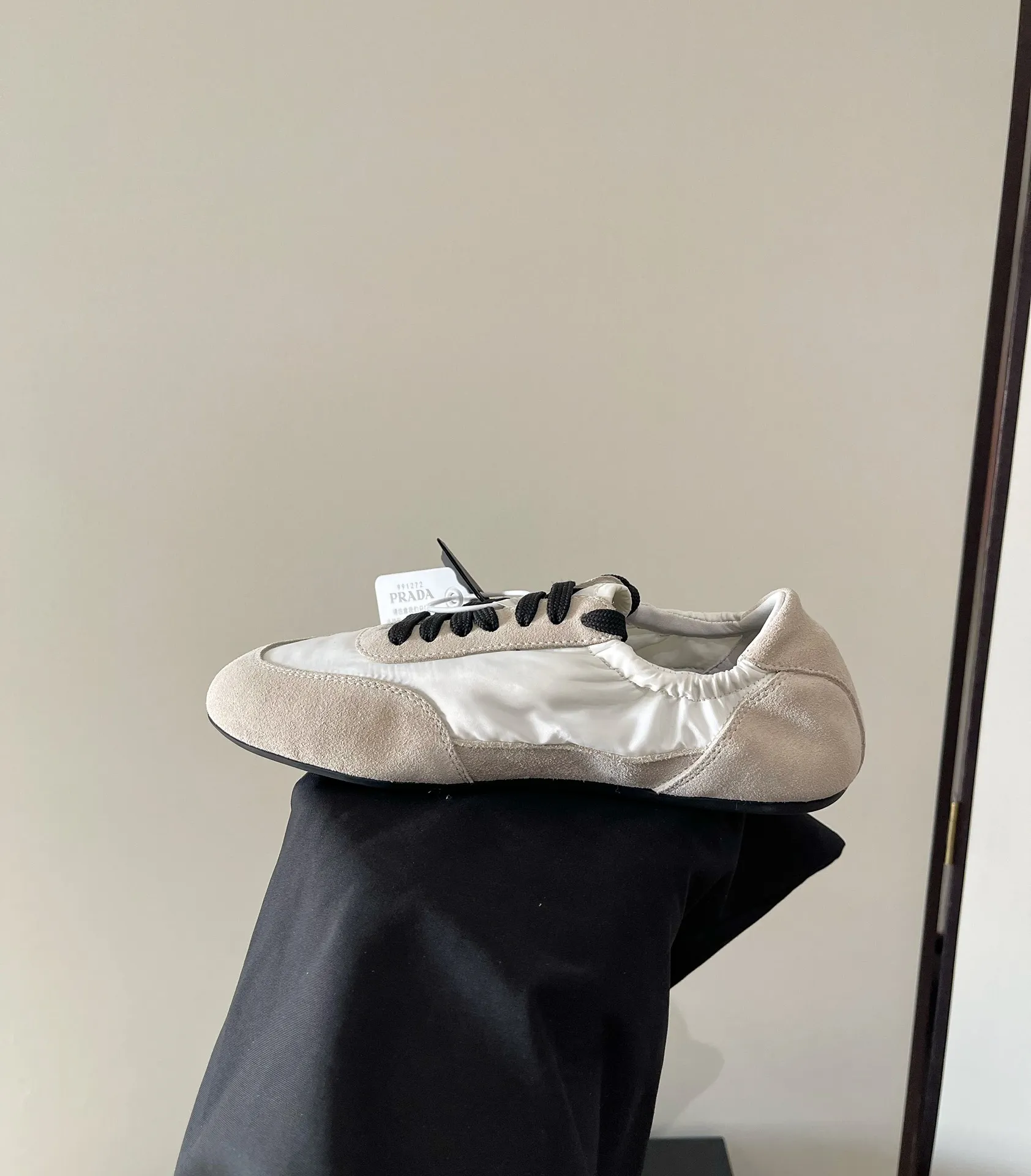 👟👟Ex-factory price 540👟👟 PRADA multi-color comfortable new Dexun ballet shoes in early spring🥂 The original top-quality replica is sold simultaneously at the counter. The fabric is made of specially imported fabrics mixed with Beijing leather. The whole pair of shoes has a very high texture. The lining is cowhide and the original imported rubber sole. The style is simple and fashionable, and the upper feet are very delicate! Color: 11 colors Heel height: flat Size: 35-41 (40 to 41 customized, non-refundable)